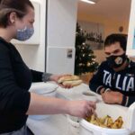 Rozdávání jídla dodaného Food Angels na Diecézní charitě.